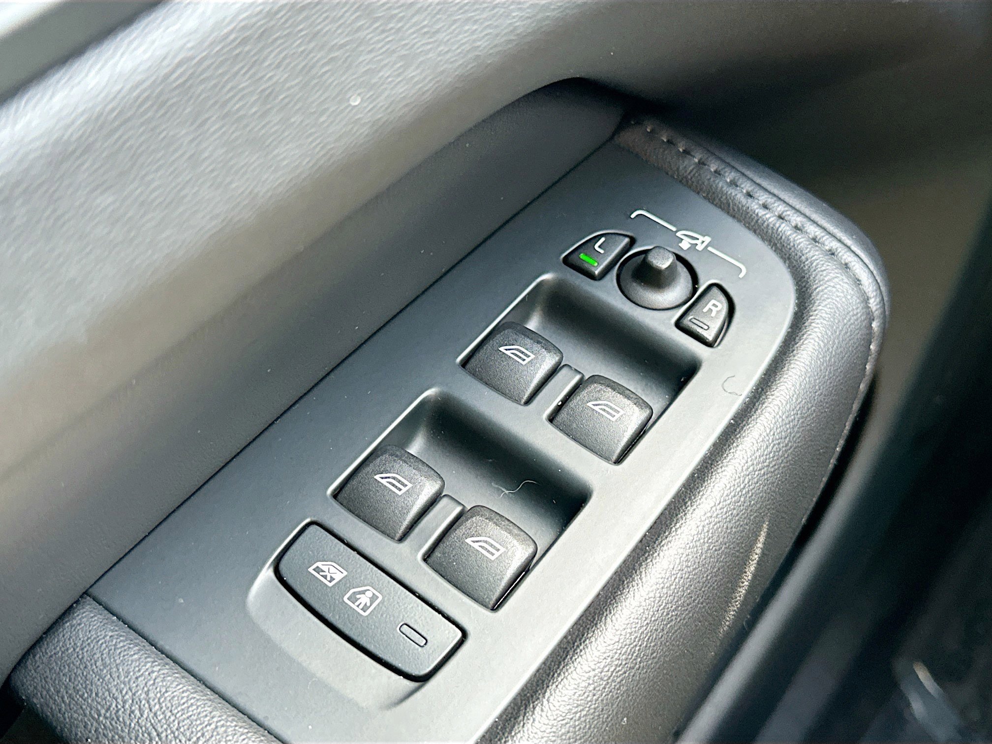 Used 2023 Volvo XC60 B5 Plus w/ Protection Package Premier image 17