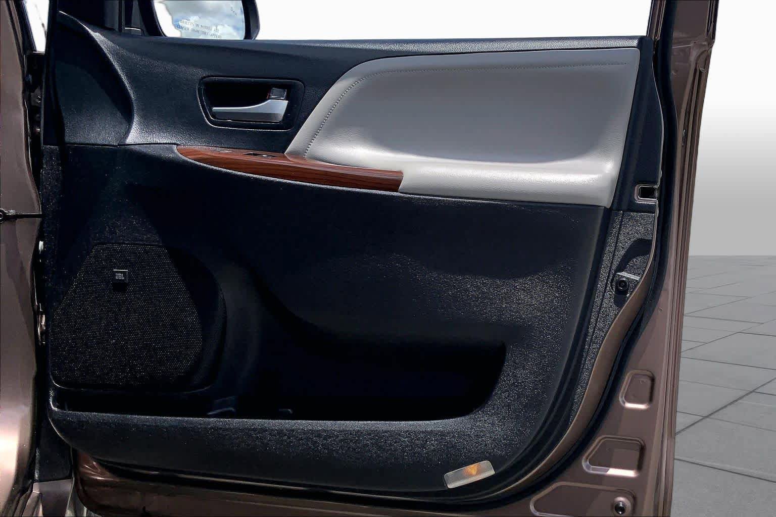 Used 2018 Toyota Sienna Limited FWD image 22