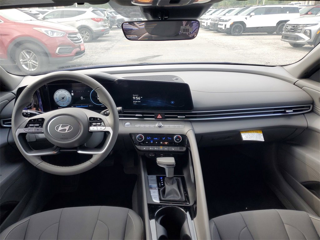 Used 2025 Hyundai Elantra SEL image 8
