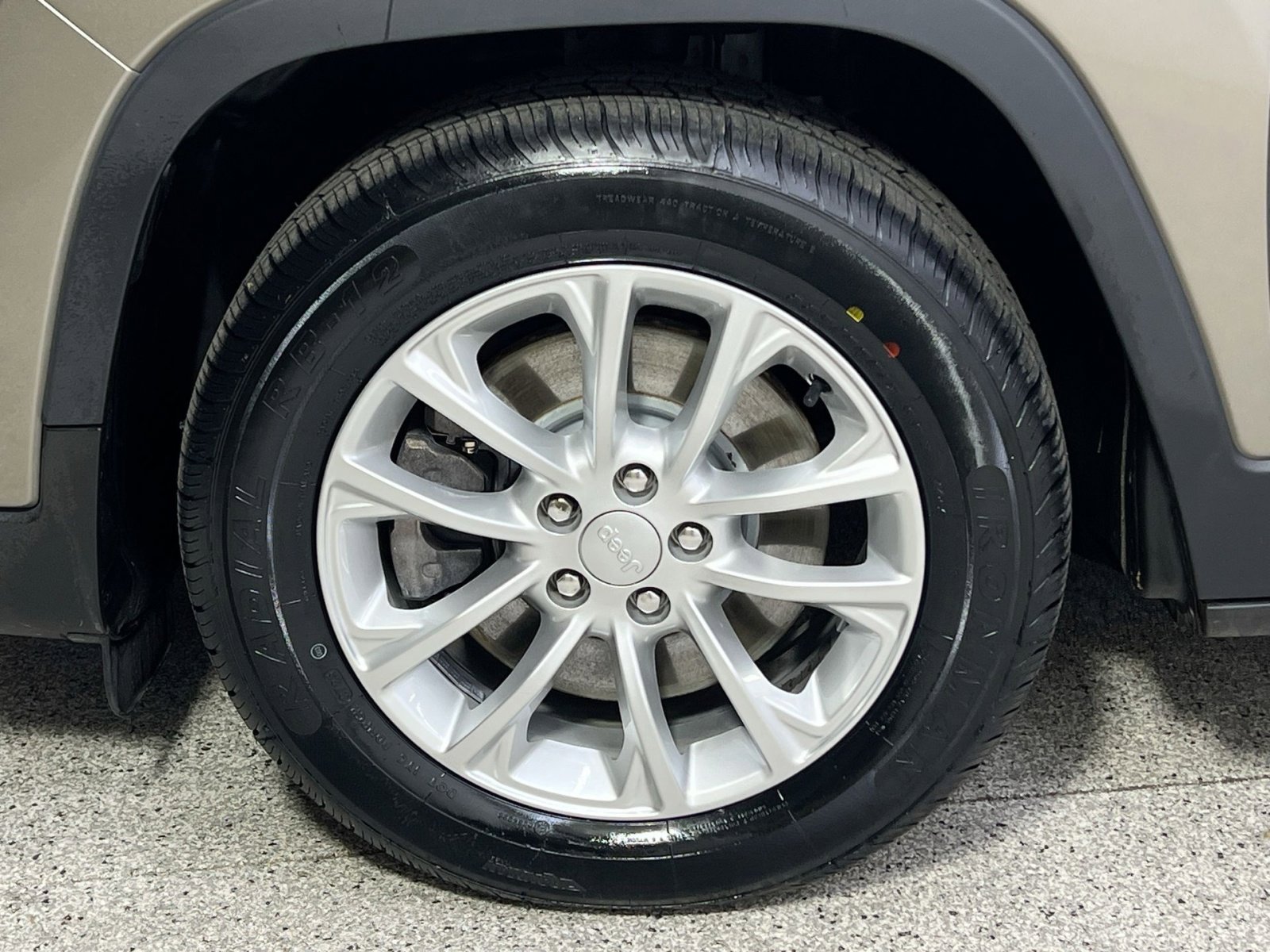 Used 2019 Jeep Cherokee Latitude w/ Popular Appearance Group image 16