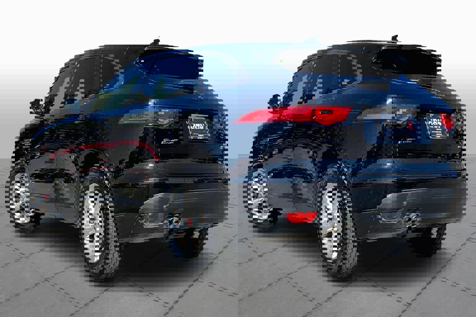 Used 2018 Jaguar F-PACE Premium image 12