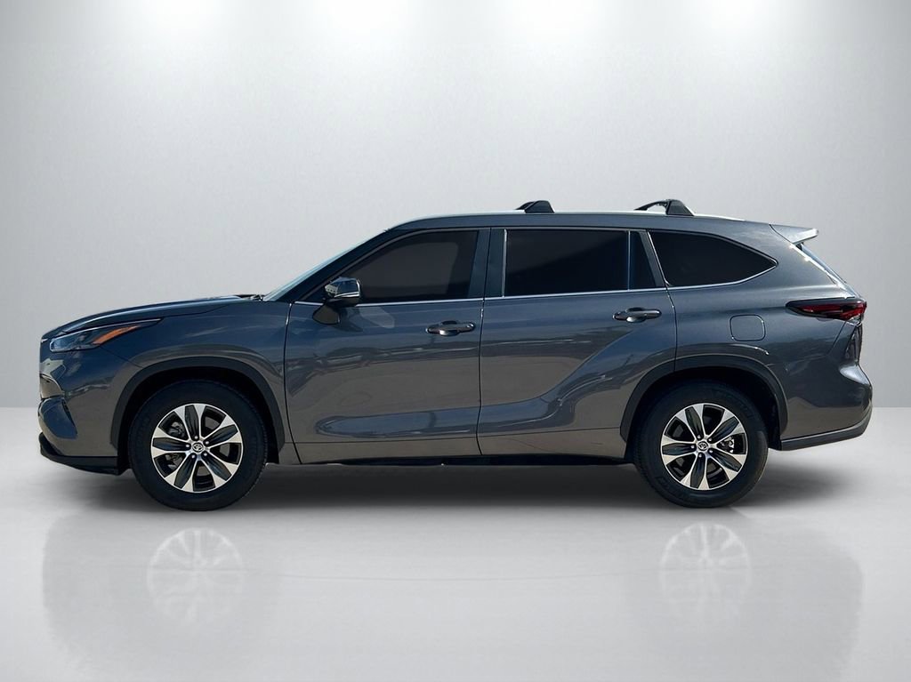 Certified 2025 Toyota Highlander XLE FWD image 8