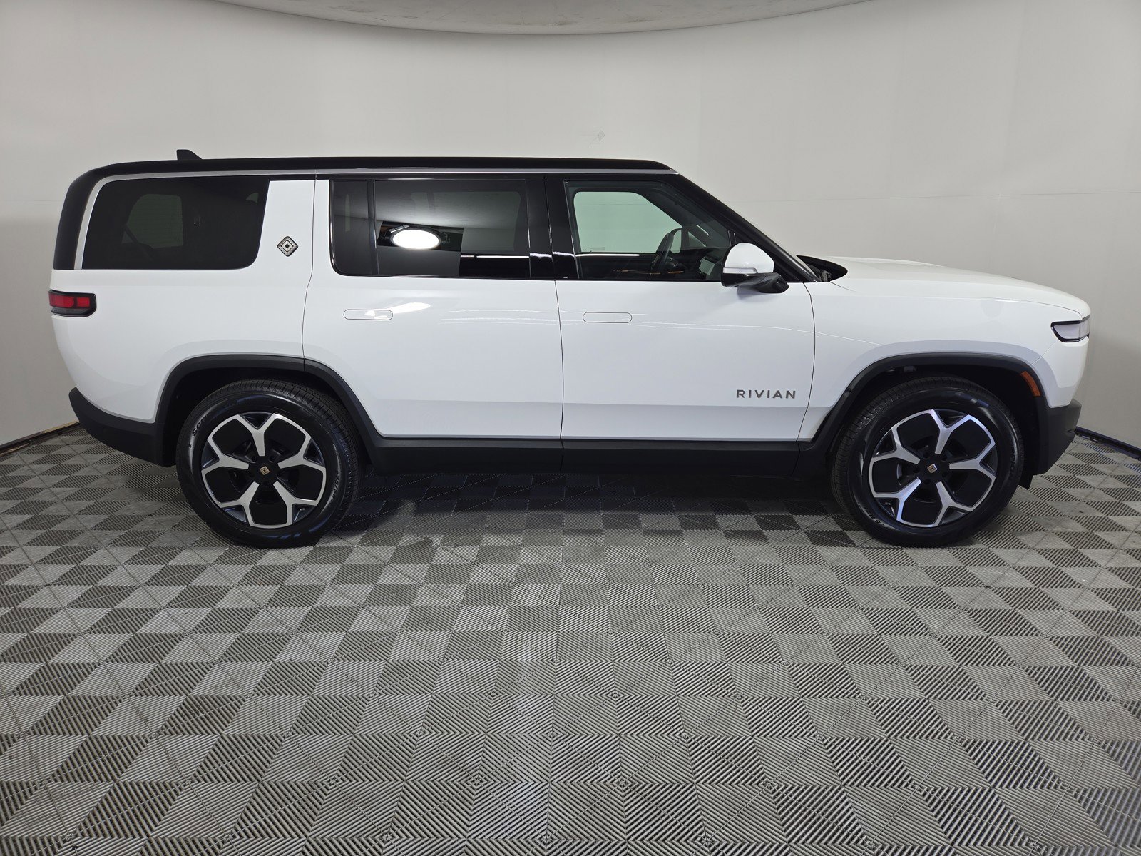 Used 2024 Rivian R1S Adventure AWD/4WD image 6