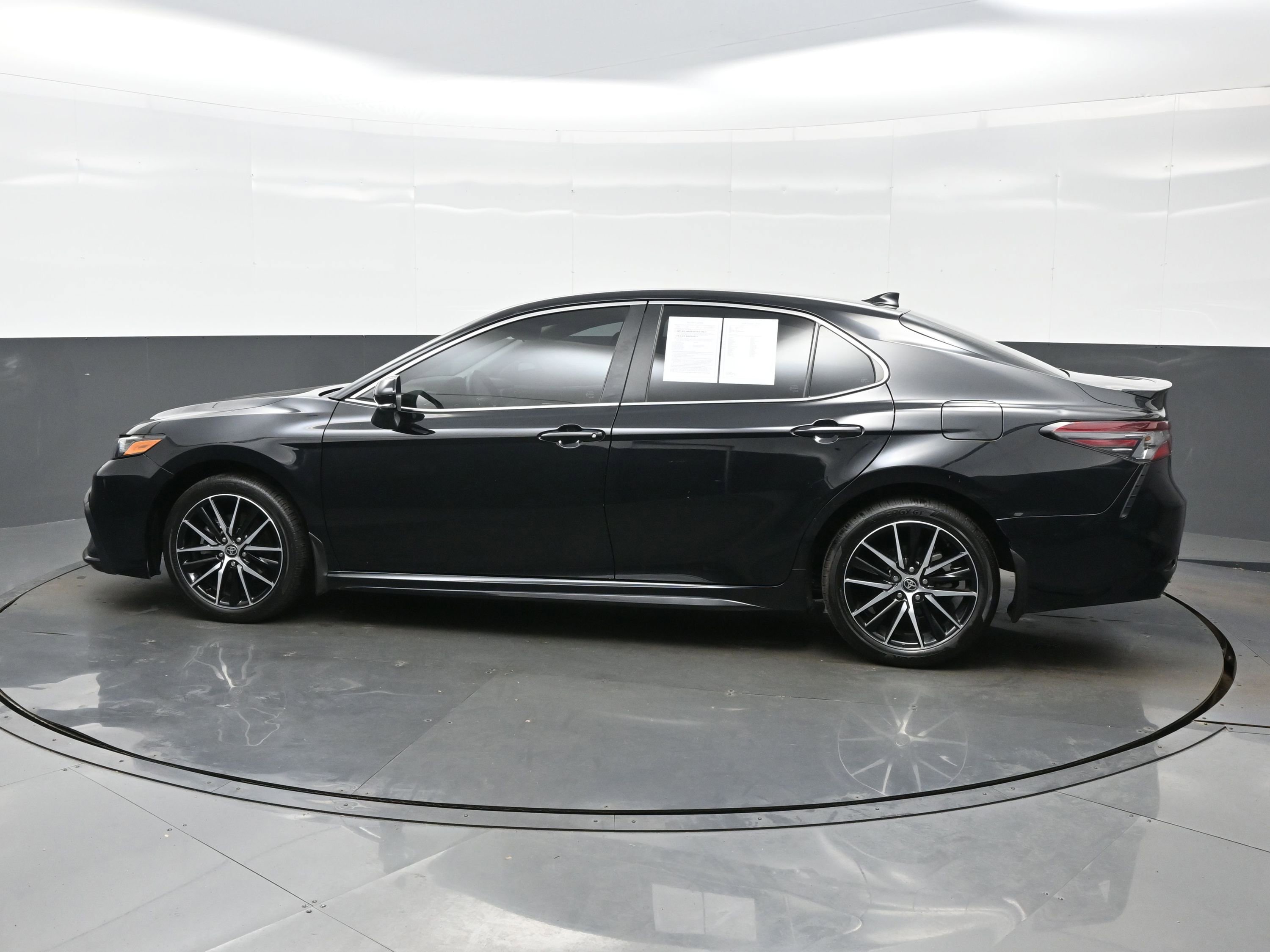 Used 2024 Toyota Camry SE FWD image 3
