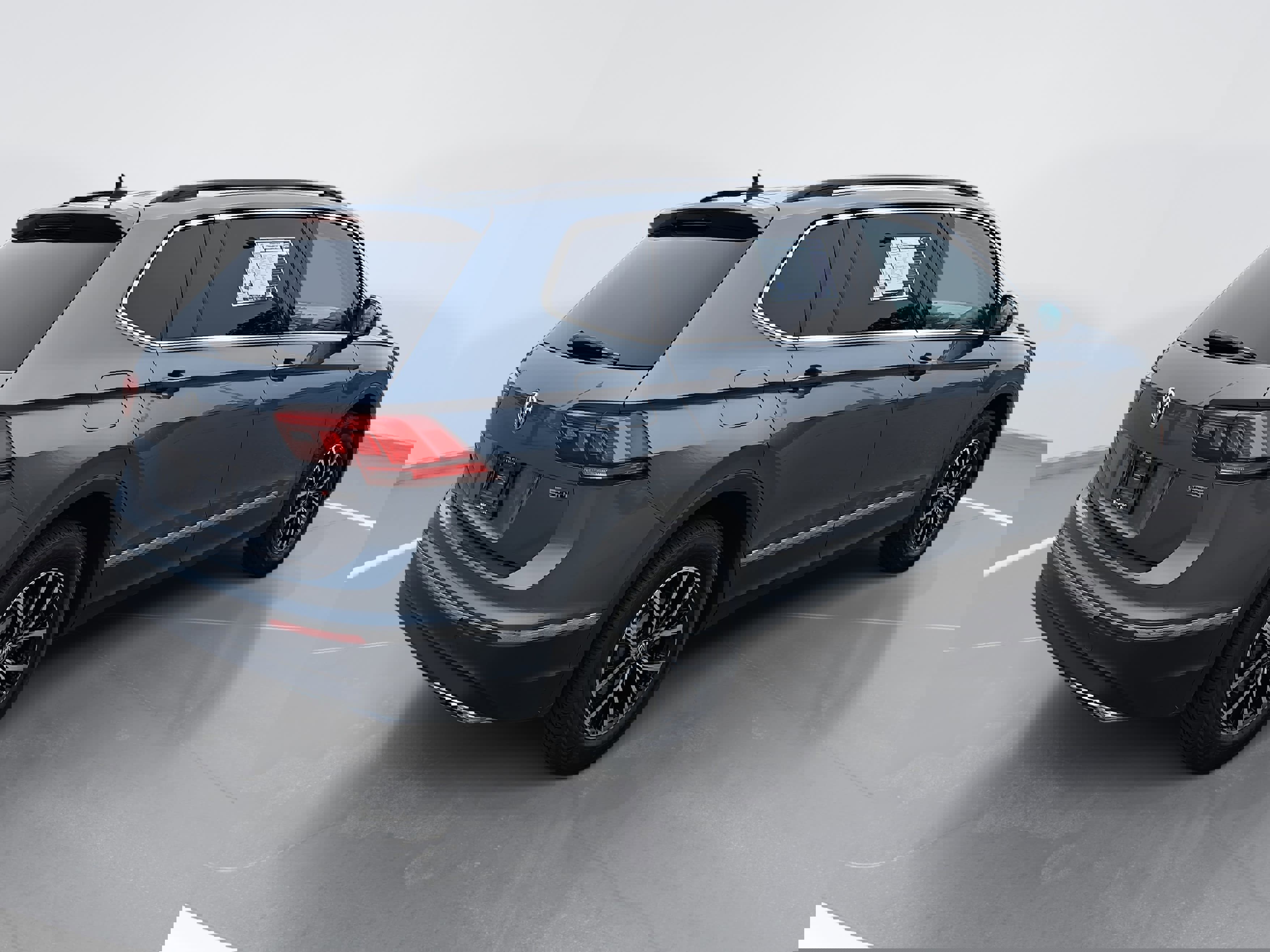 Used 2021 Volkswagen Tiguan SE image 3