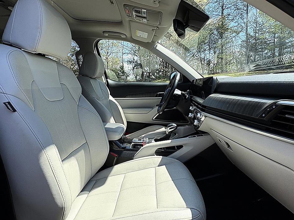 Used 2023 Kia Telluride EX w/ EX Captain's Chair Package AWD/4WD image 13