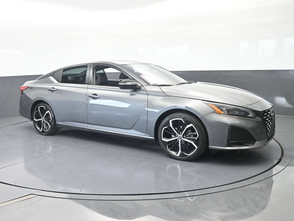Used 2024 Nissan Altima 2.5 SR FWD image 8
