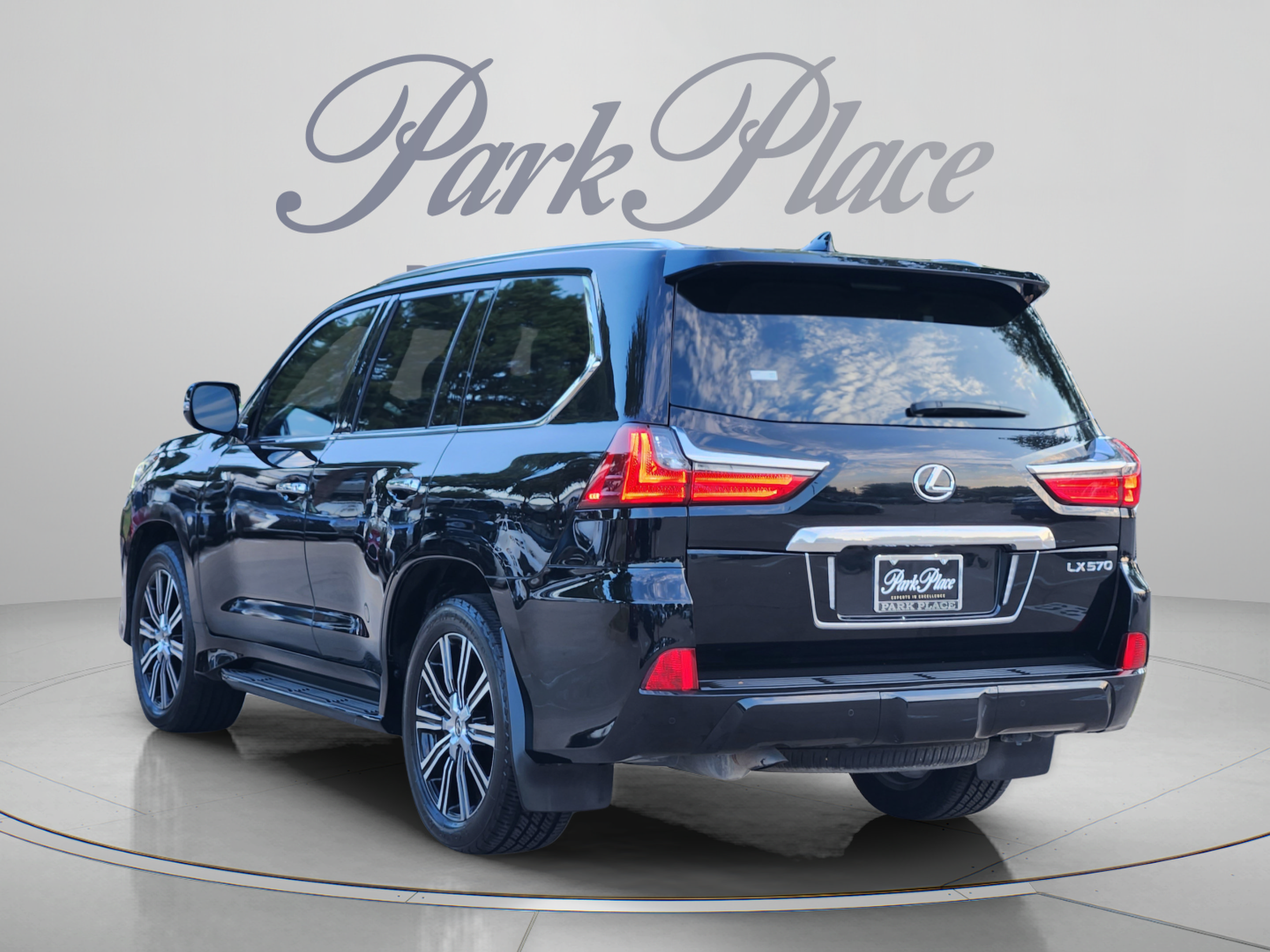Used 2021 Lexus LX 570 4WD w/ Luxury Package image 3