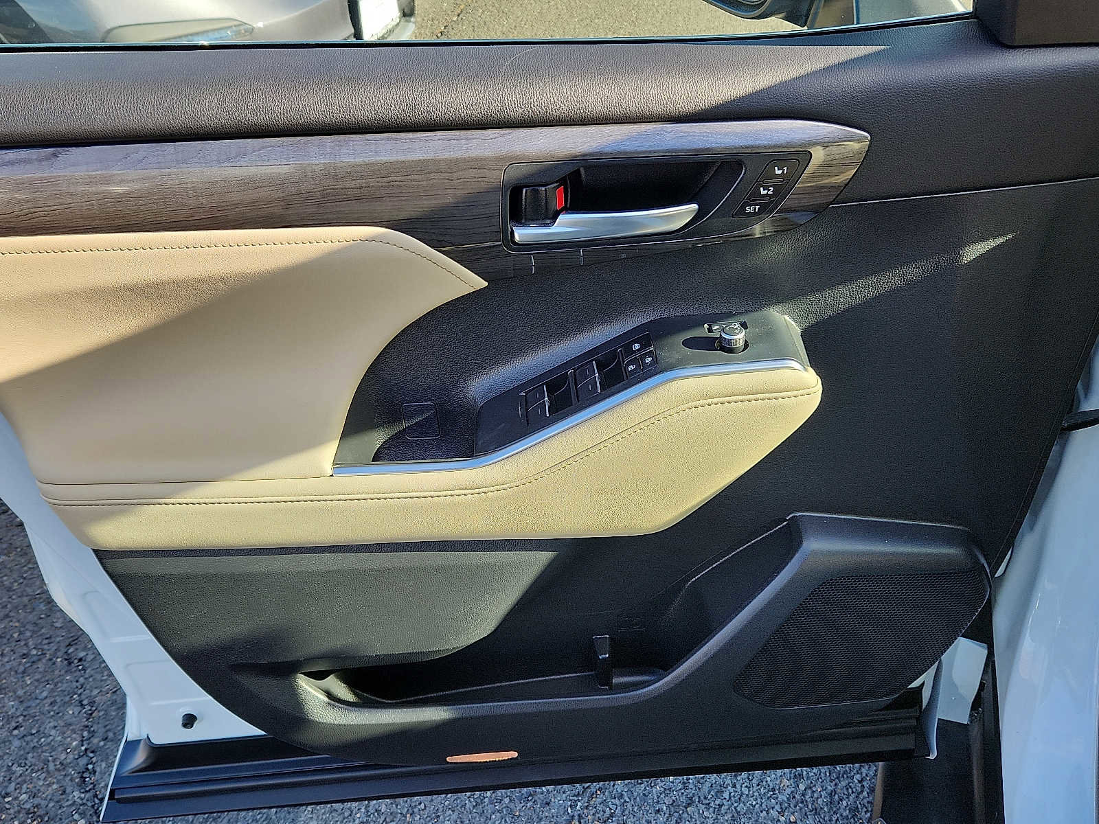 Used 2024 Toyota Highlander Limited image 12