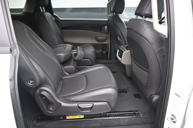 Used 2026 Kia Carnival FWD image 19
