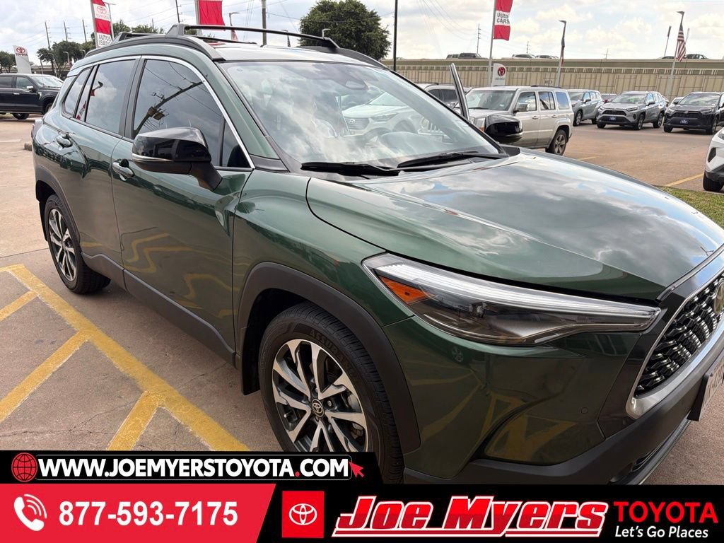 Used 2025 Toyota Corolla Cross XLE w/ Convenience Package FWD image 1