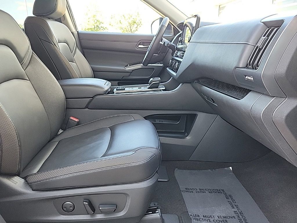 Used 2025 Nissan Pathfinder SL AWD/4WD image 19