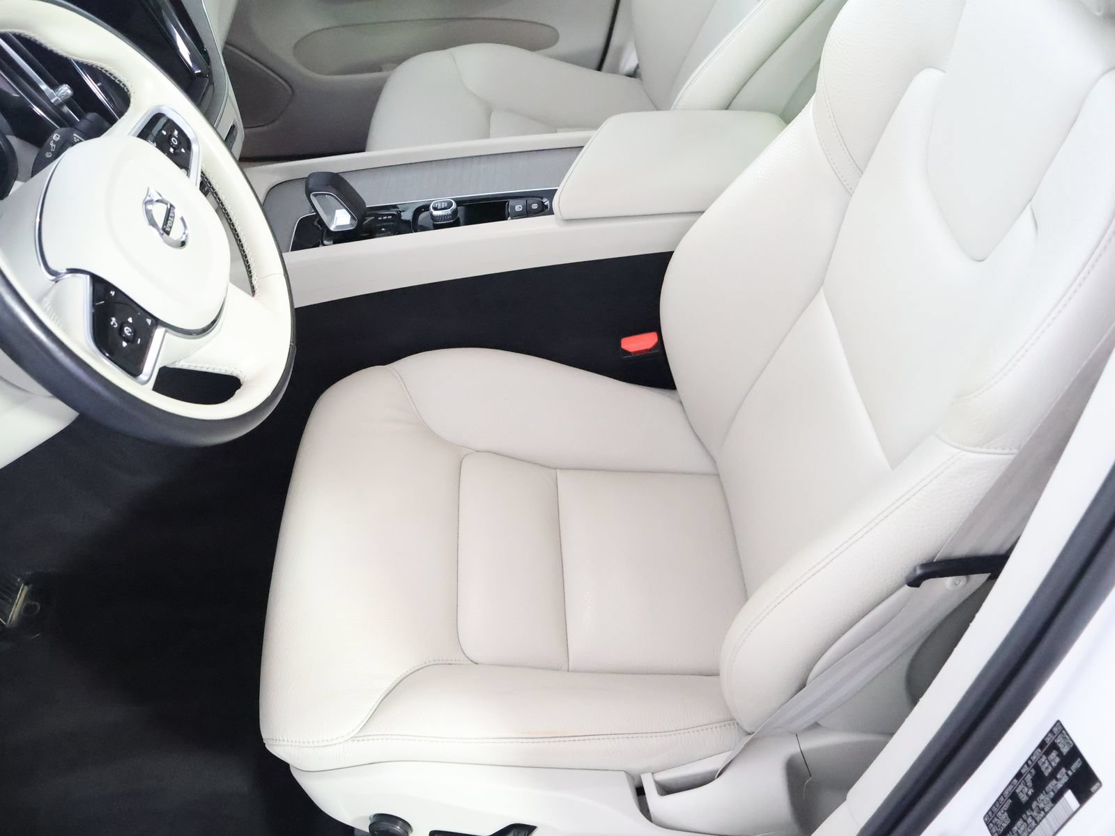 Used 2023 Volvo XC60 B5 Plus AWD/4WD image 26