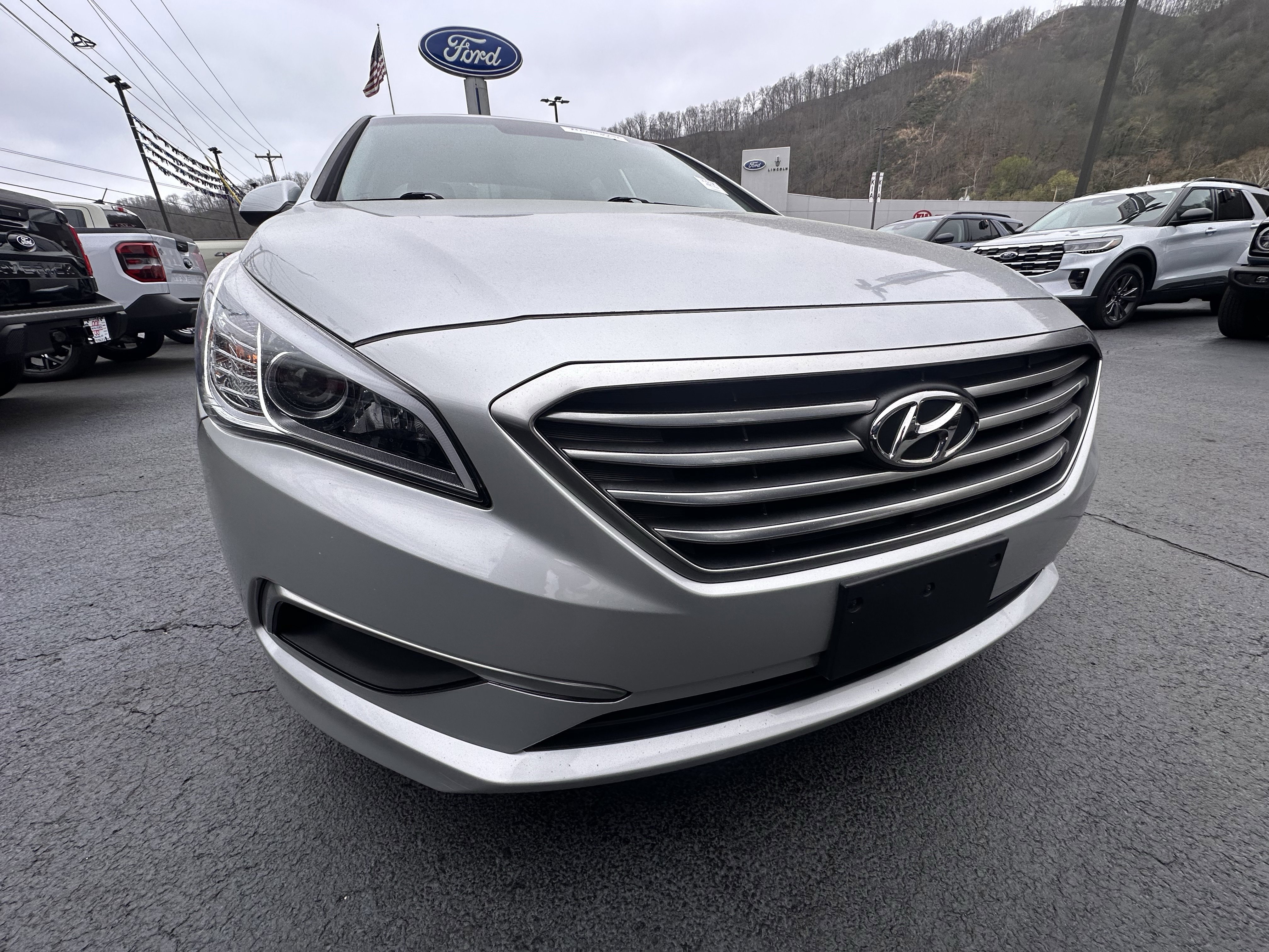 Used 2017 Hyundai Sonata SE image 2