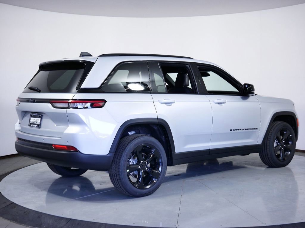 Used 2024 Jeep Grand Cherokee Altitude image 11