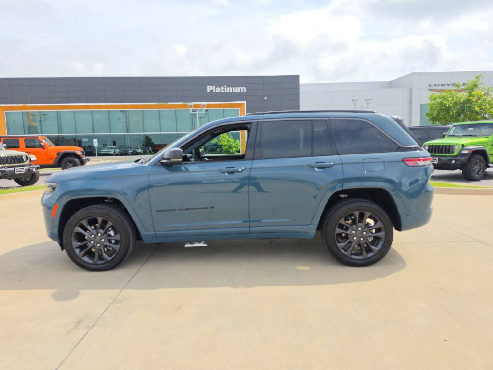 New 2026 Jeep Grand Cherokee Limited AWD/4WD image 2