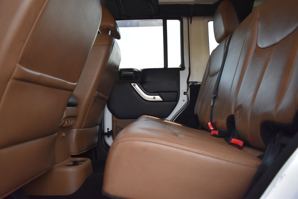 Used 2015 Jeep Wrangler Unlimited Sahara w/ Connectivity Group image 8