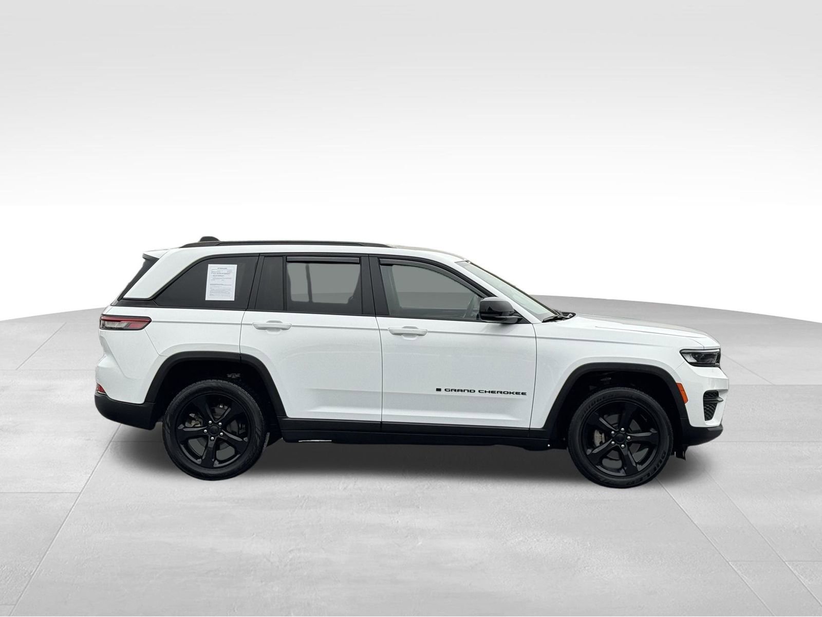 Used 2023 Jeep Grand Cherokee Altitude image 3