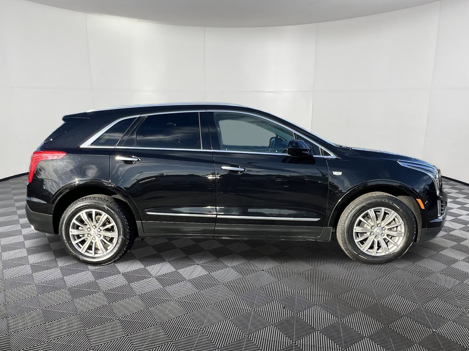 Used 2018 Cadillac XT5 Luxury w/ Driver Awareness Package FWD image 7
