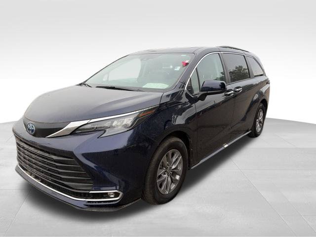 Used 2024 Toyota Sienna XLE AWD/4WD image 4
