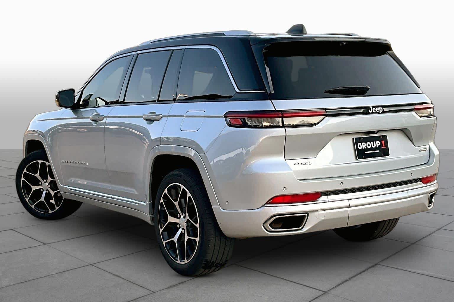 Used 2022 Jeep Grand Cherokee Summit AWD/4WD image 11
