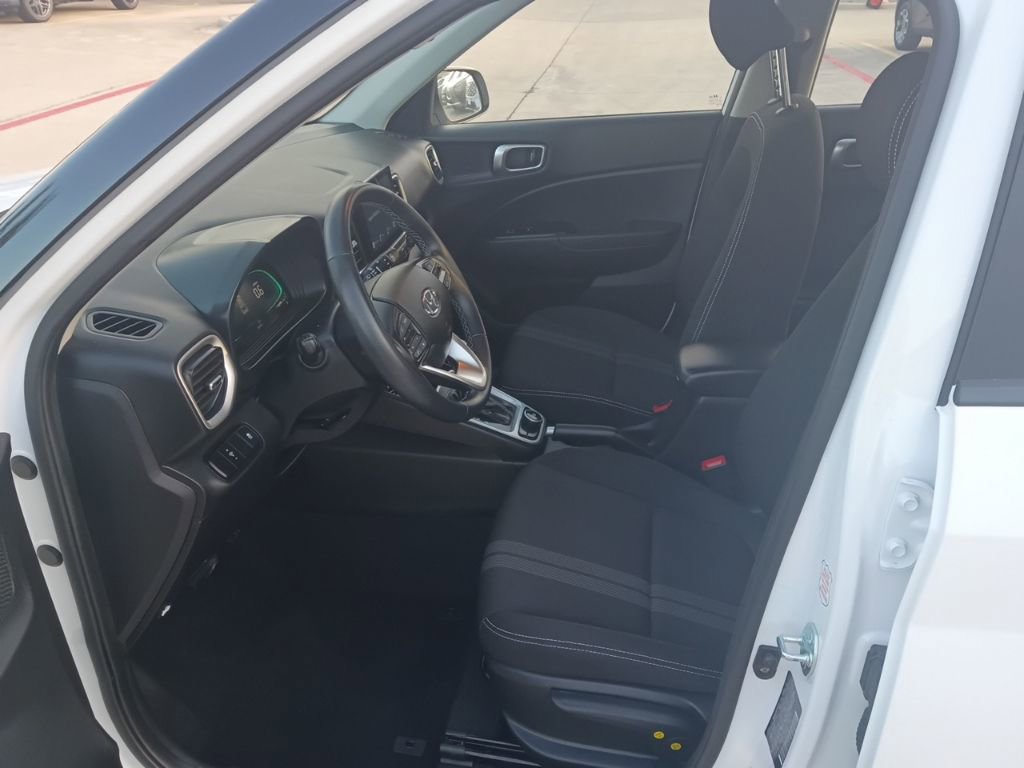 Used 2025 Hyundai Venue SEL FWD image 4