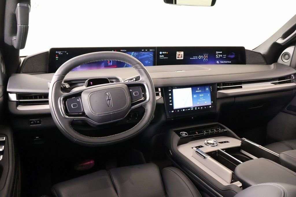 New 2025 Lincoln Navigator Reserve w/ Jet Appearance Package image 2