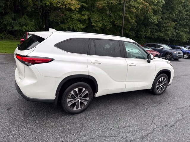 Used 2021 Toyota Highlander XLE AWD/4WD image 4