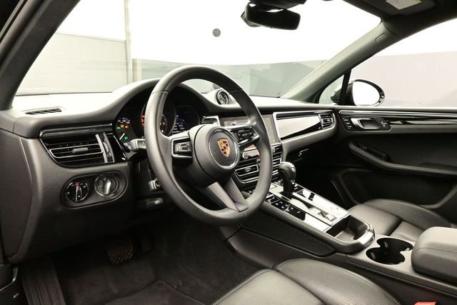 Certified 2025 Porsche Macan AWD/4WD image 4