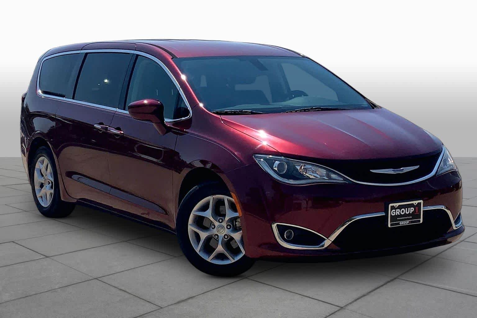 Used 2018 Chrysler Pacifica Touring Plus w/ Tire & Wheel Group FWD image 3