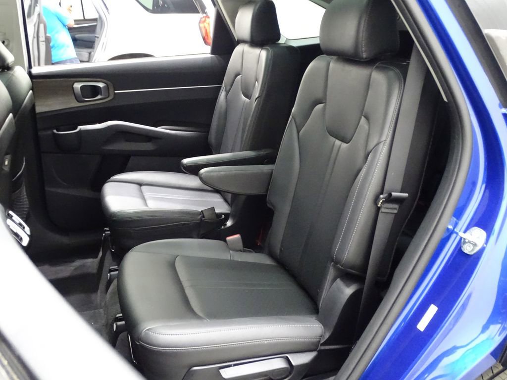 Used 2022 Kia Sorento EX w/ Panoramic Sunroof Package image 13