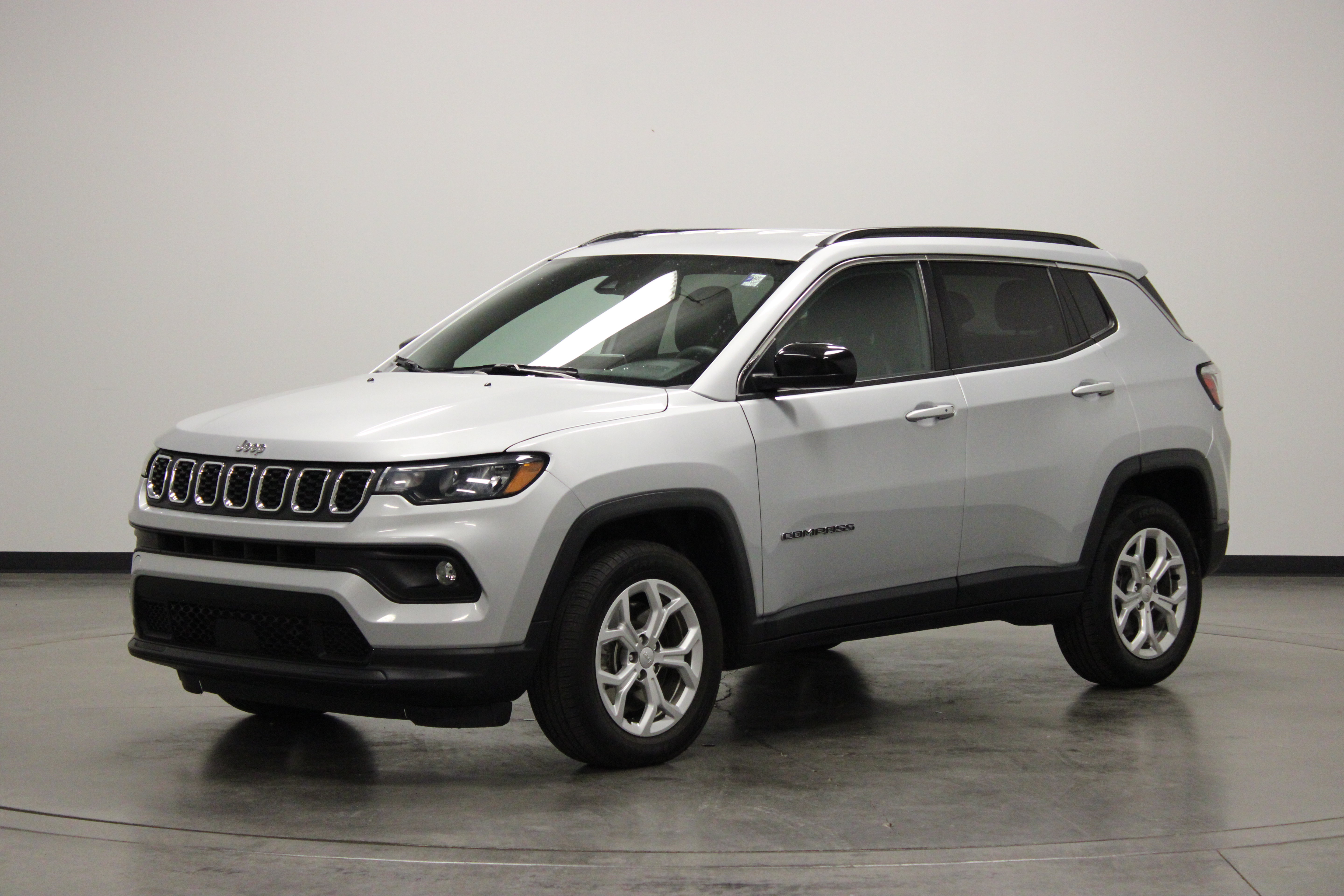 Used 2024 Jeep Compass Latitude AWD/4WD image 4