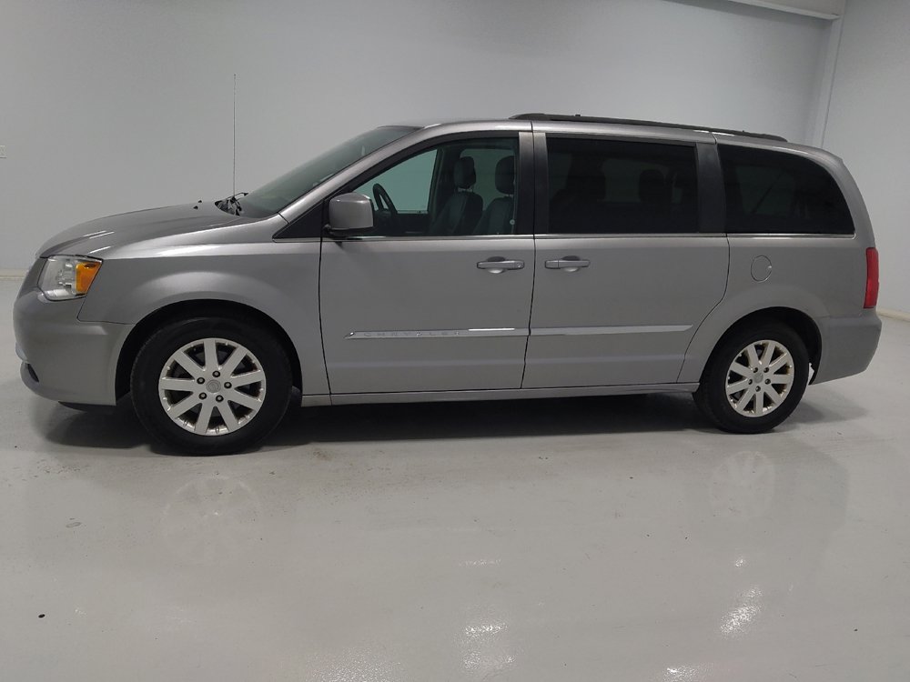 Used 2016 Chrysler Town & Country Touring image 2
