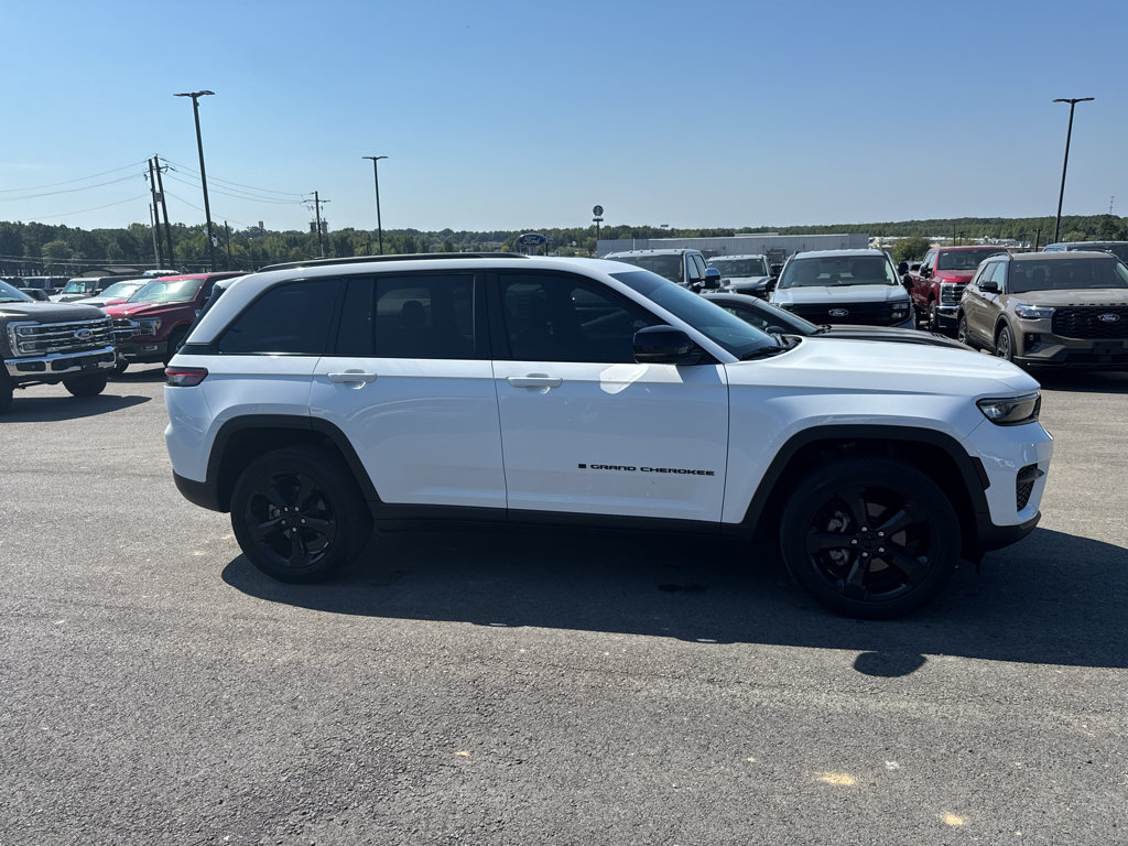 Used 2023 Jeep Grand Cherokee Altitude RWD image 4
