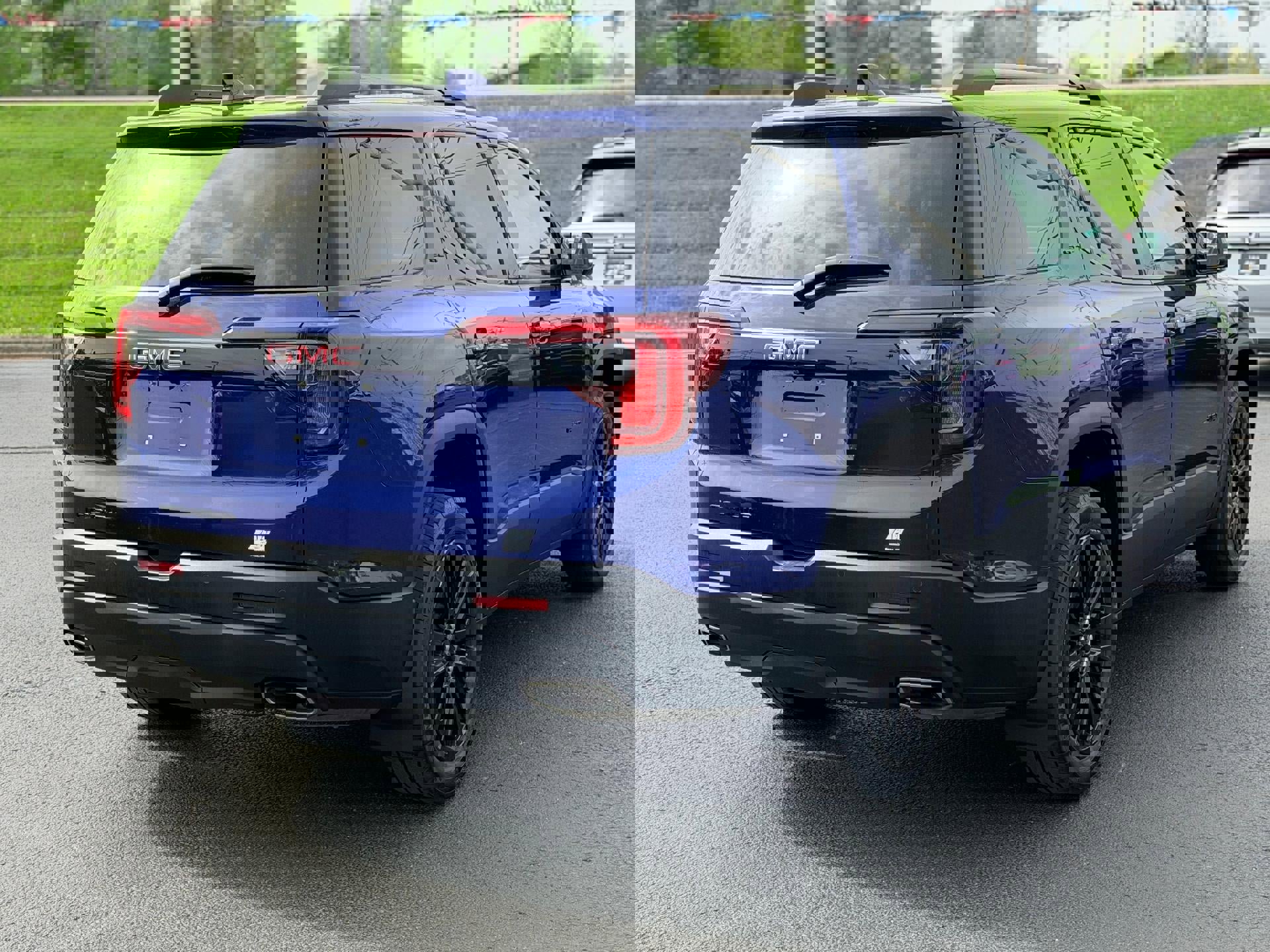 Used 2023 GMC Acadia SLT w/ Elevation Edition image 5