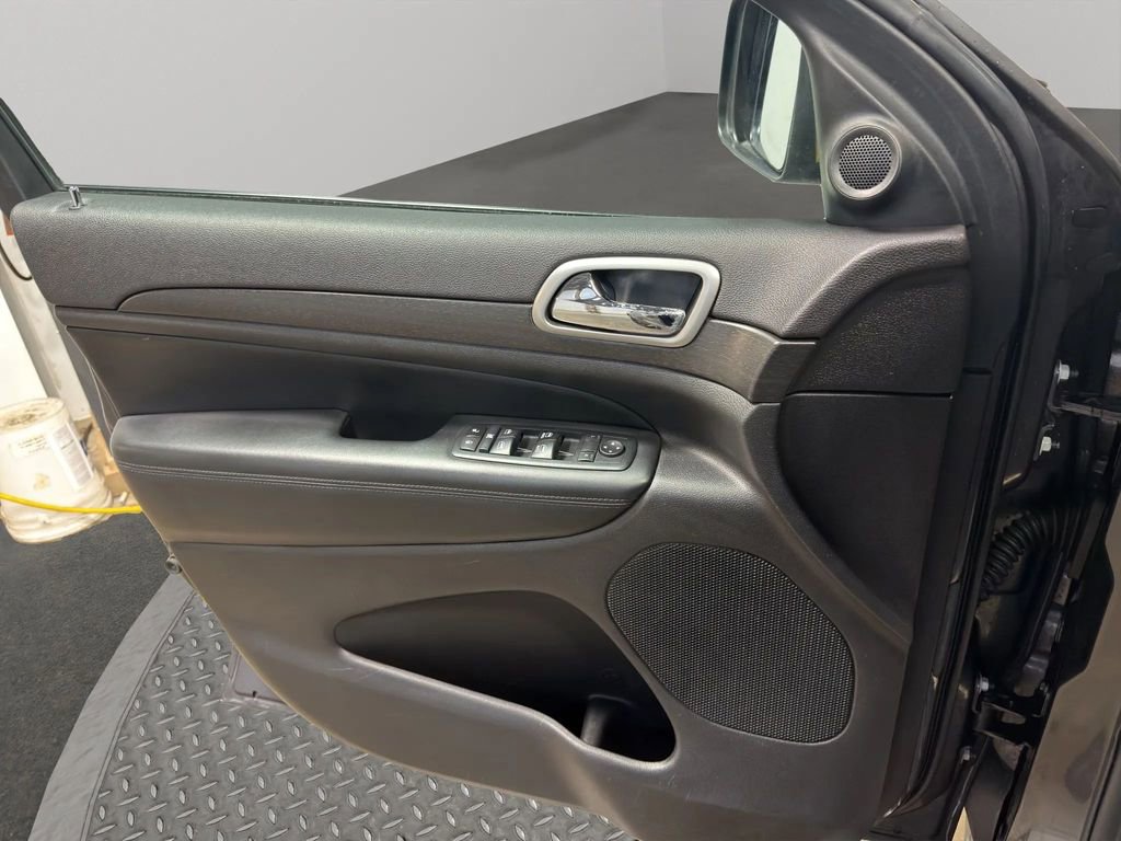 Used 2017 Jeep Grand Cherokee Altitude image 9