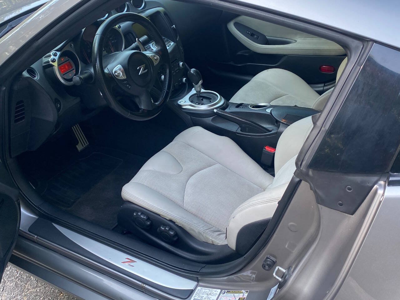 Used 2010 Nissan 370Z Touring w/ Sport Pkg RWD image 12