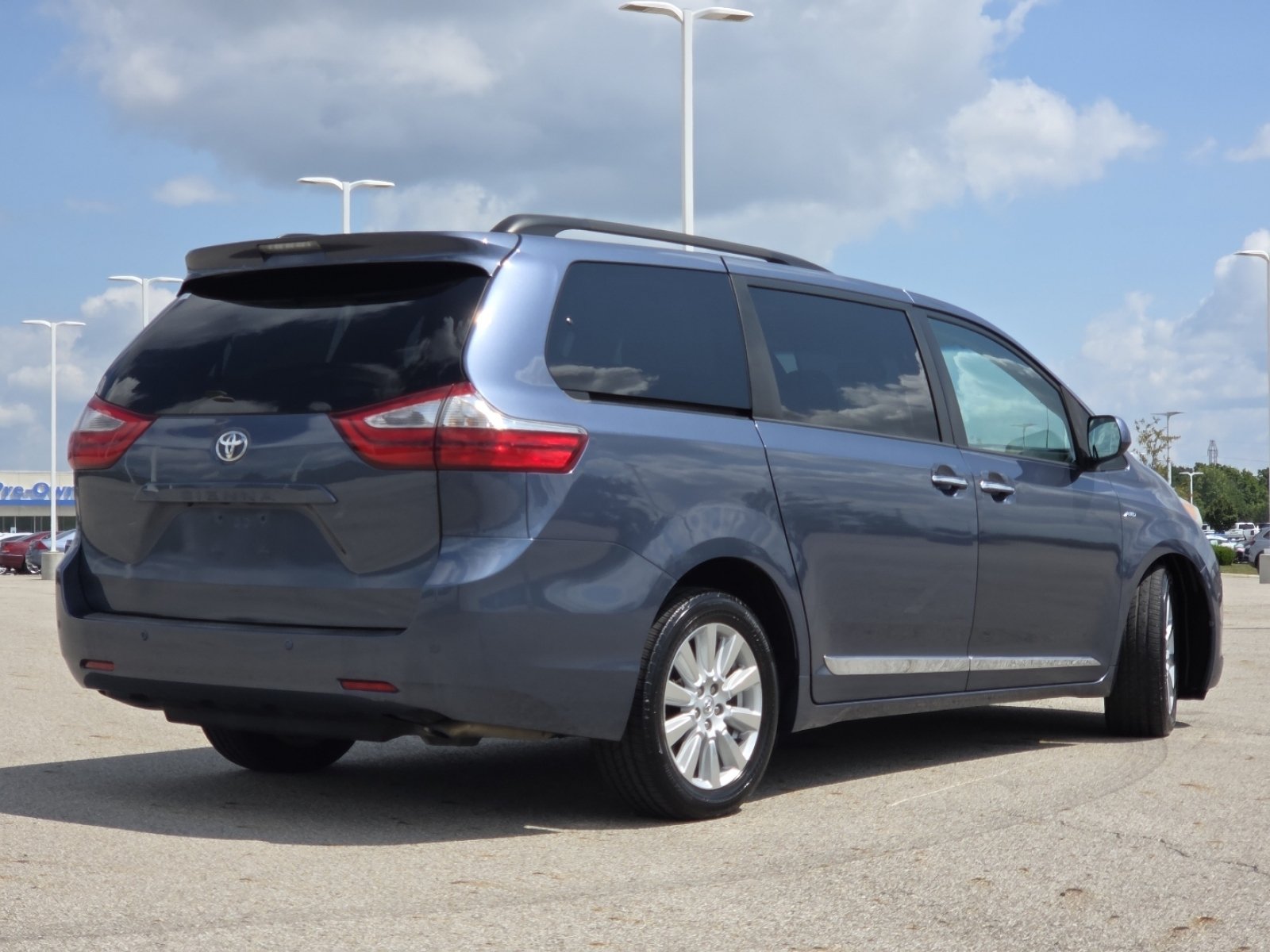 Used 2017 Toyota Sienna XLE Premium AWD/4WD image 18