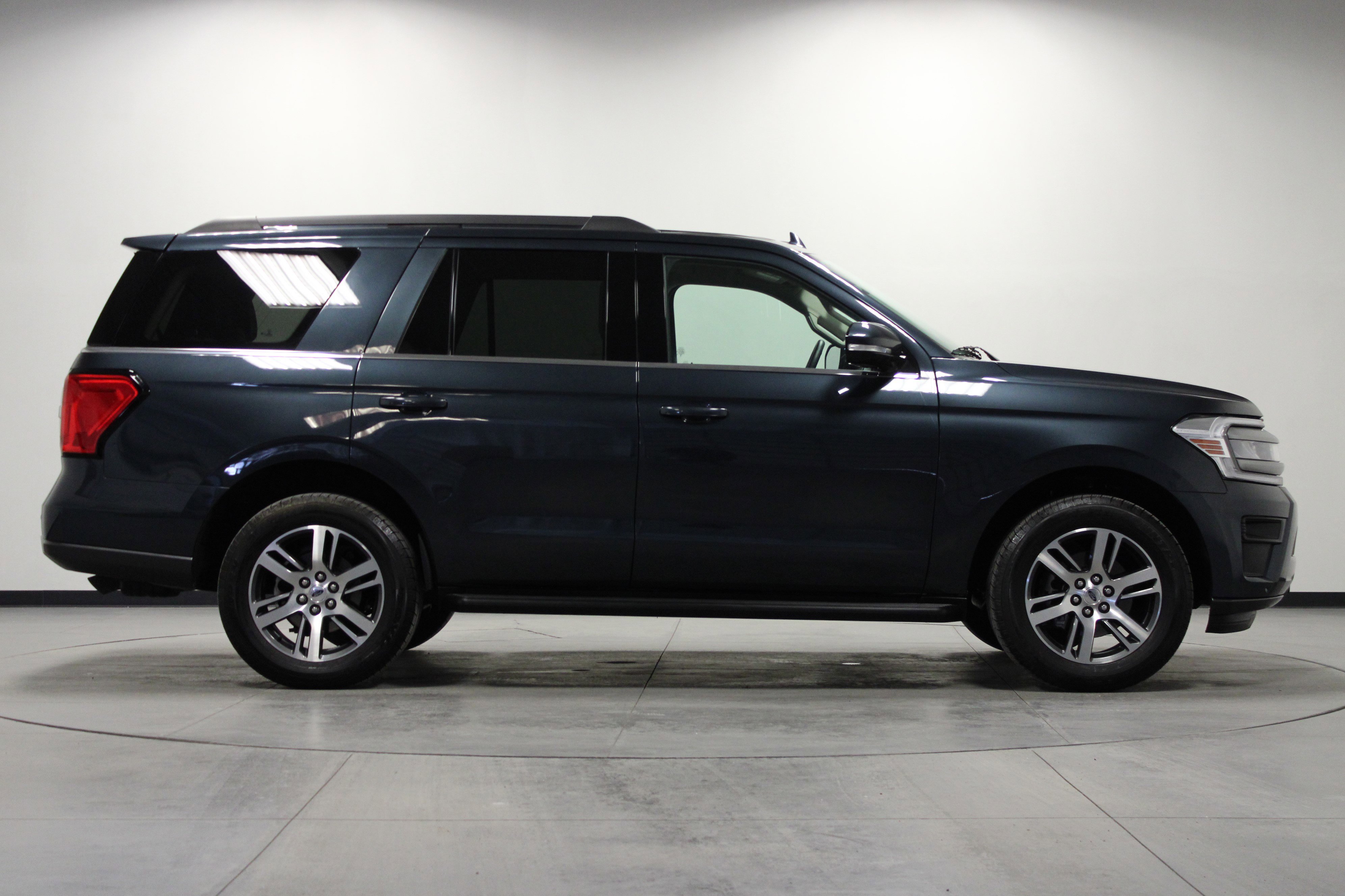 Used 2024 Ford Expedition XLT image 3