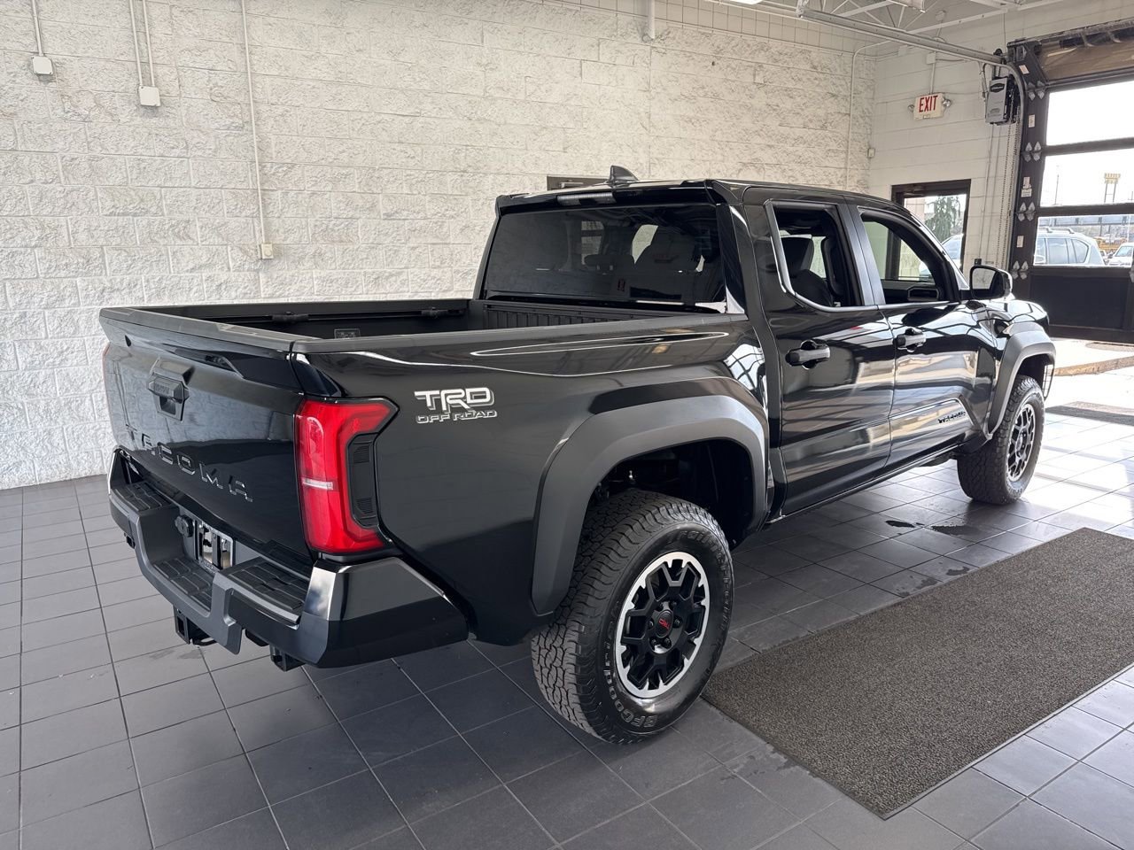 Certified 2024 Toyota Tacoma TRD Off-Road image 8