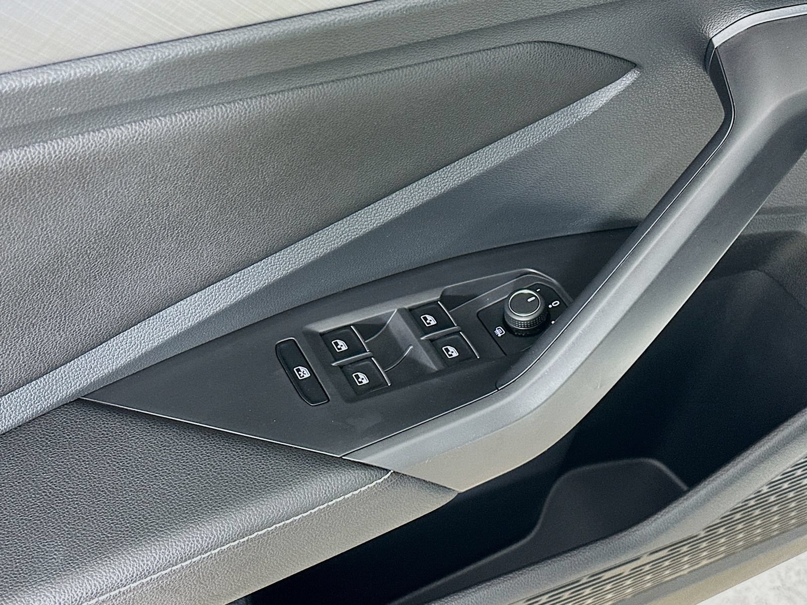 Used 2024 Volkswagen Jetta SE FWD image 17