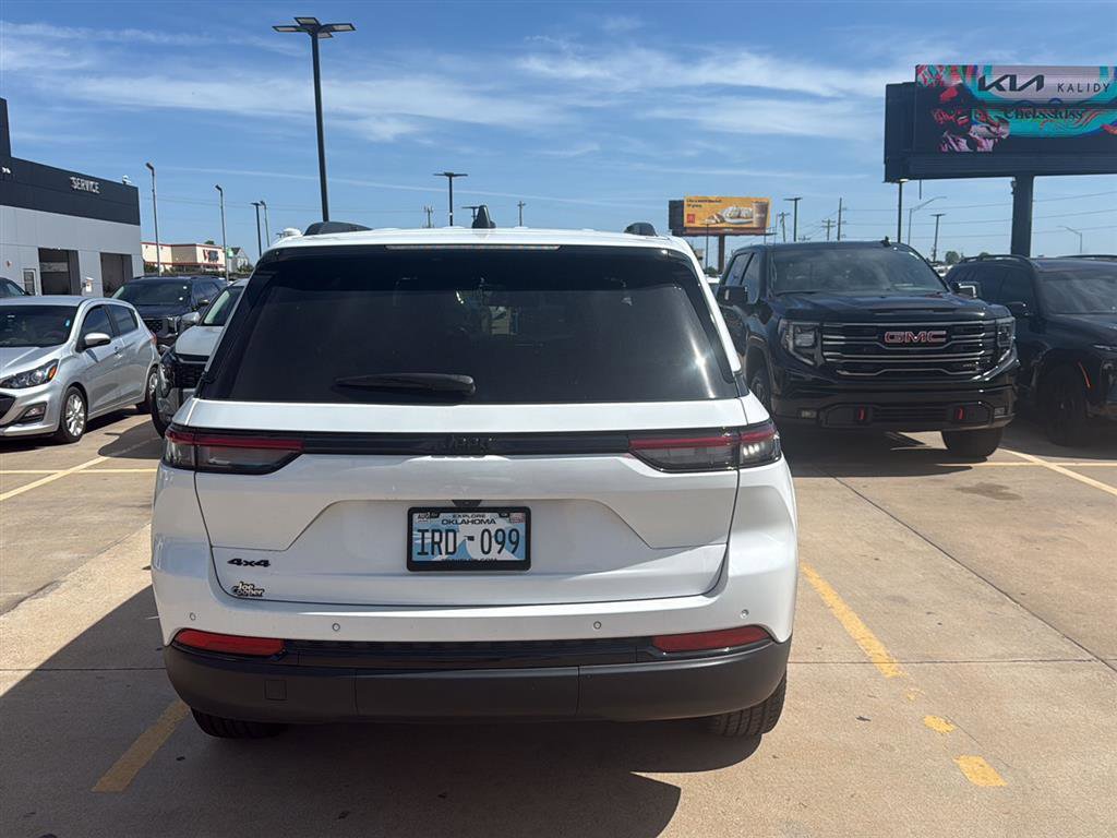 Used 2024 Jeep Grand Cherokee Altitude AWD/4WD image 10