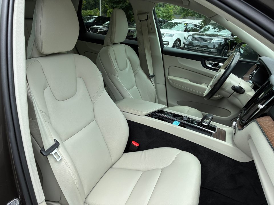 Used 2022 Volvo XC60 B5 Momentum w/ Protection Package Premier FWD image 28