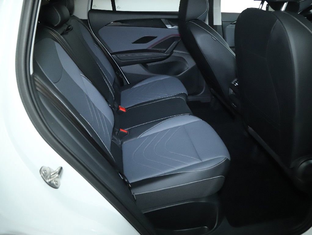 Used 2025 Volkswagen Tiguan SE image 30