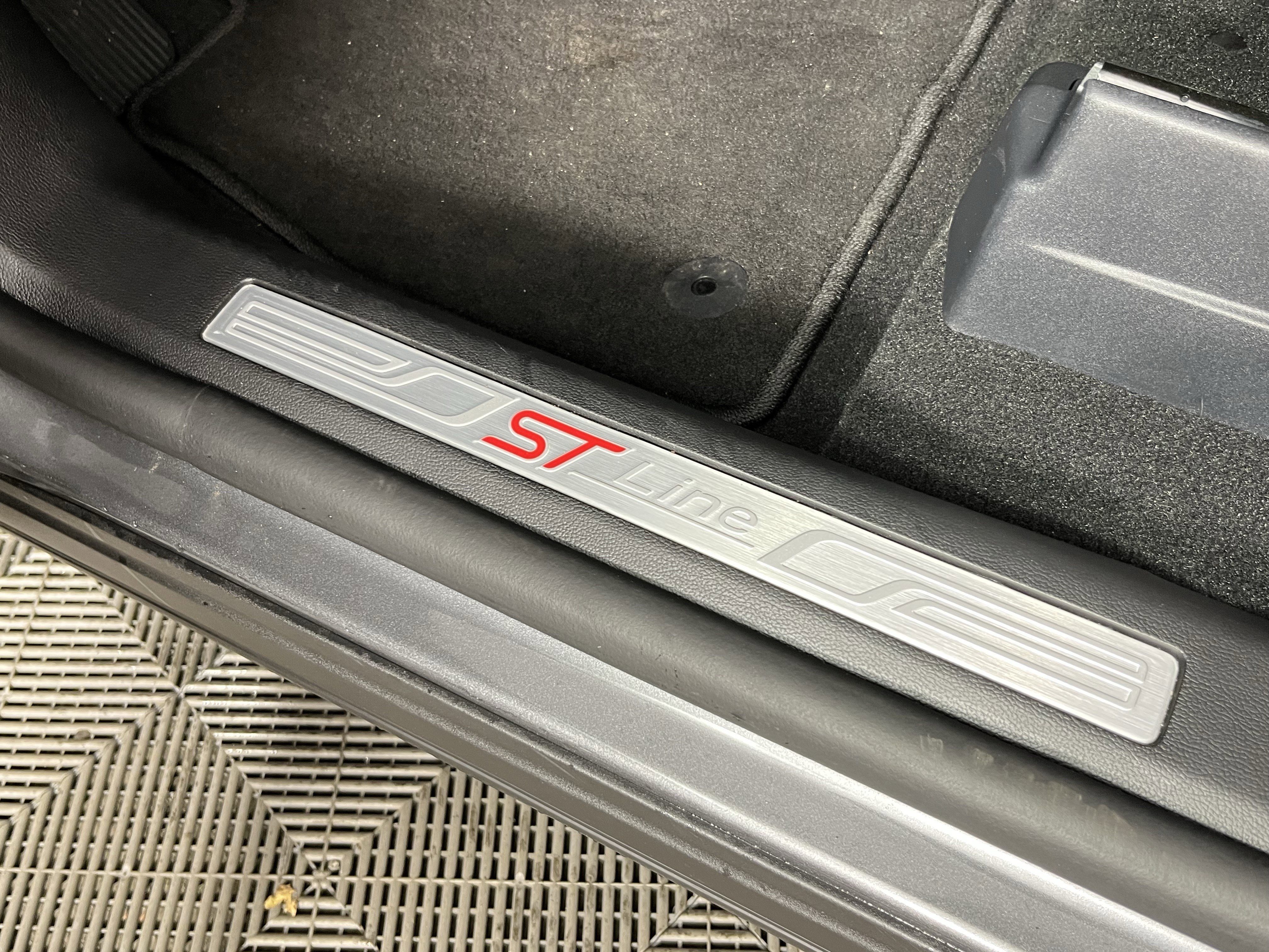 Used 2025 Ford Explorer ST-Line image 18