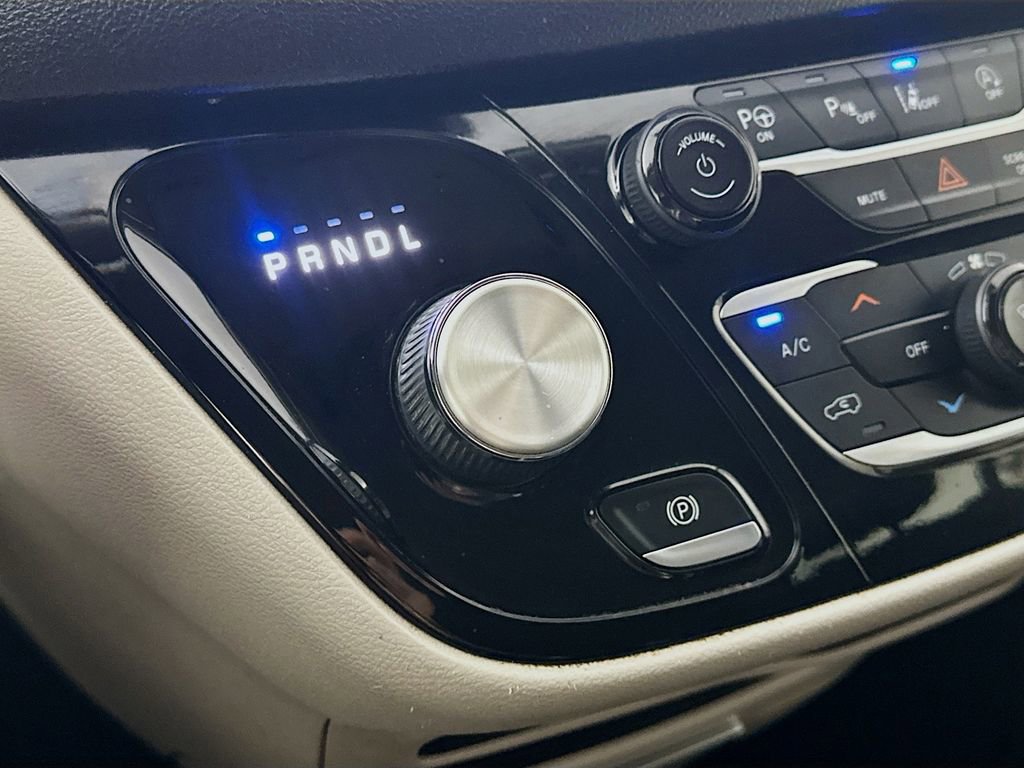 Used 2020 Chrysler Pacifica Touring w/ Advanced Safetytec Group image 16