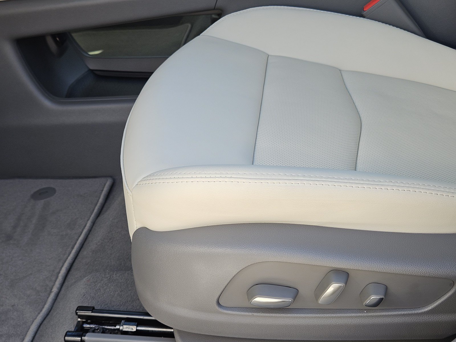 New 2026 Cadillac XT5 Premium Luxury w/ Driver Assist Package FWD image 17