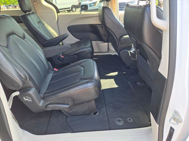 Certified 2023 Chrysler Pacifica Touring-L FWD image 13