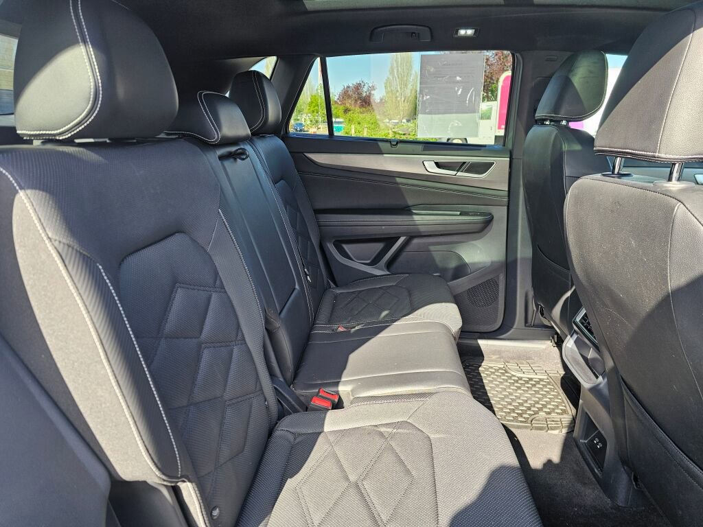 Used 2024 Volkswagen Atlas Cross Sport SE AWD/4WD image 15