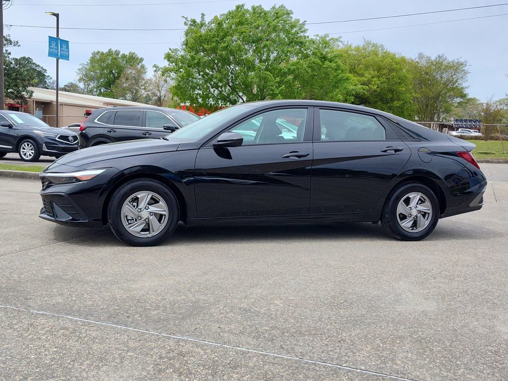 Used 2025 Hyundai Elantra SE image 3